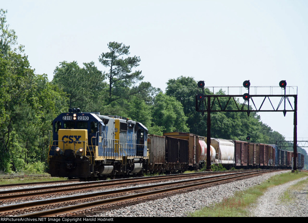 CSX 2310 leads train F739 into the yard